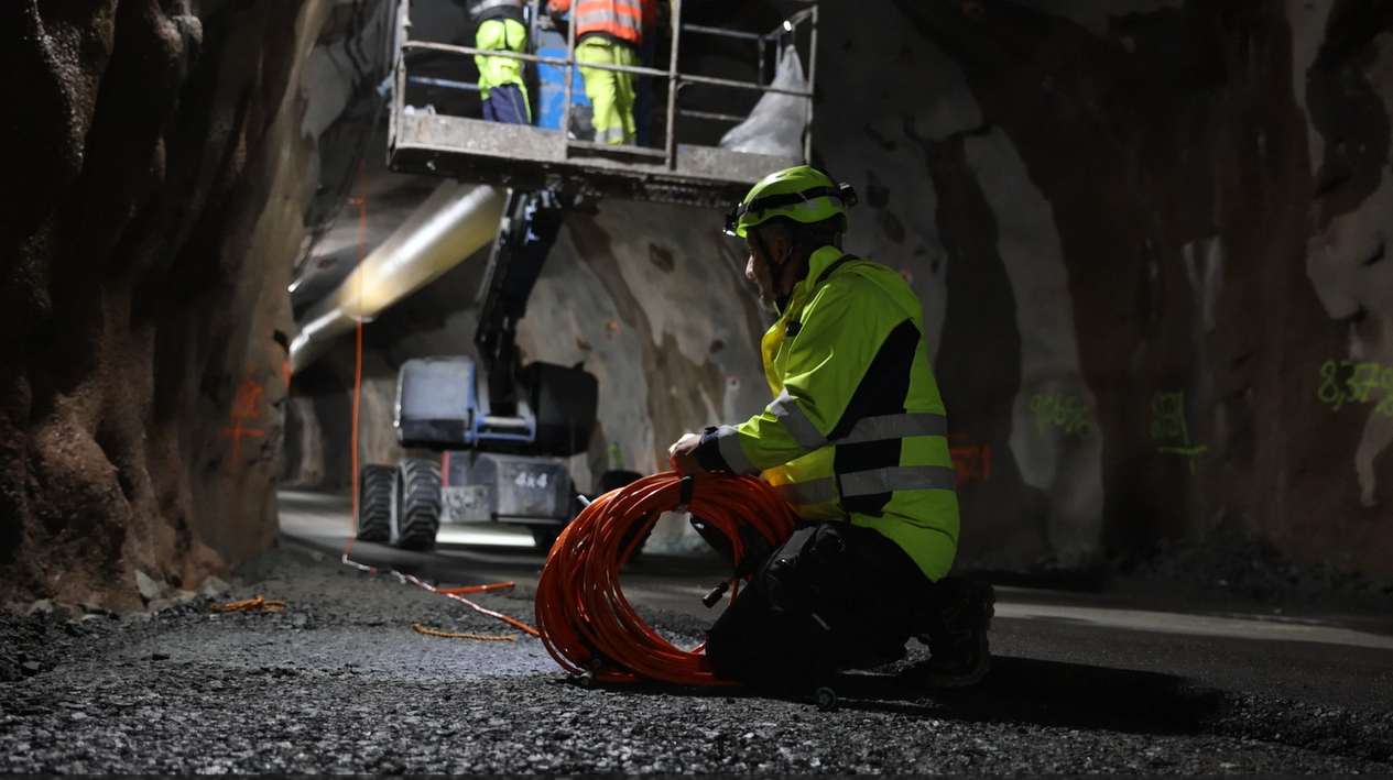 Dag i tunnel med kabellenke